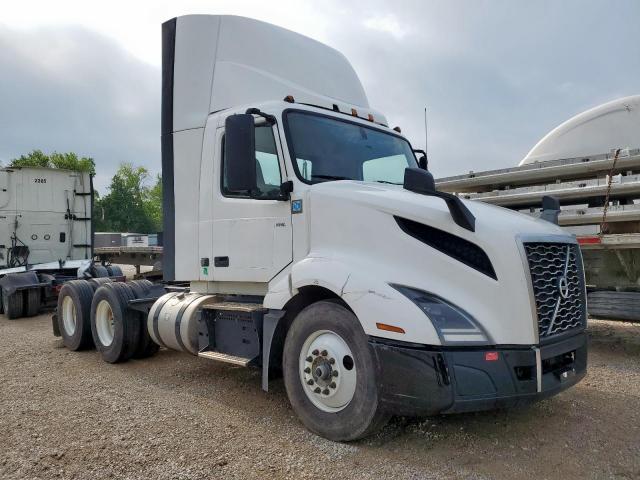  Salvage Volvo Vn