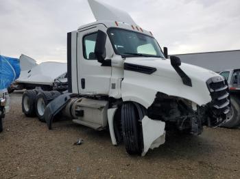  Salvage Freightliner Cascadia 1