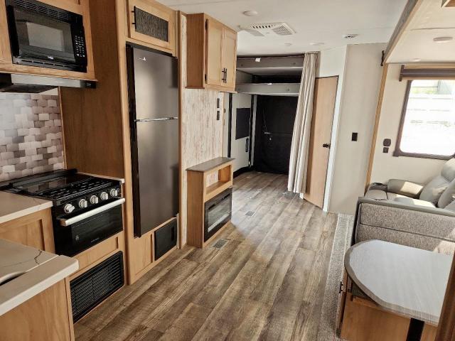 Cherokee Grey Wolf Image 2