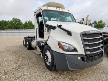  Salvage Freightliner Cascadia 1