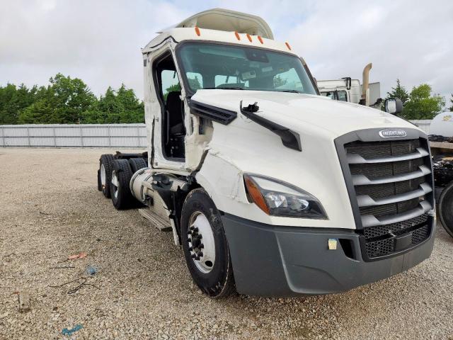  Salvage Freightliner Cascadia 1