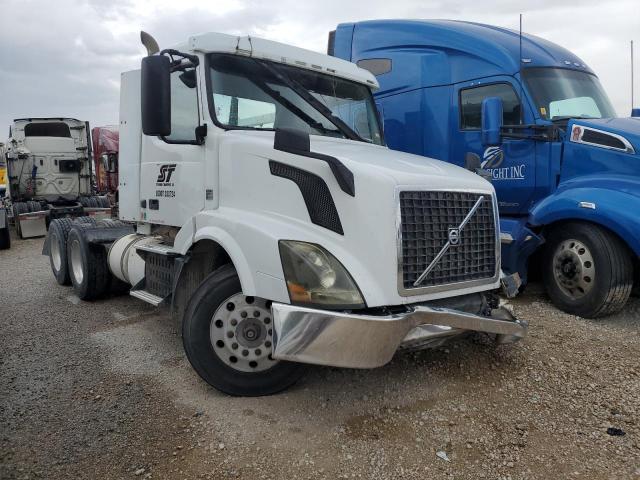  Salvage Volvo Vn