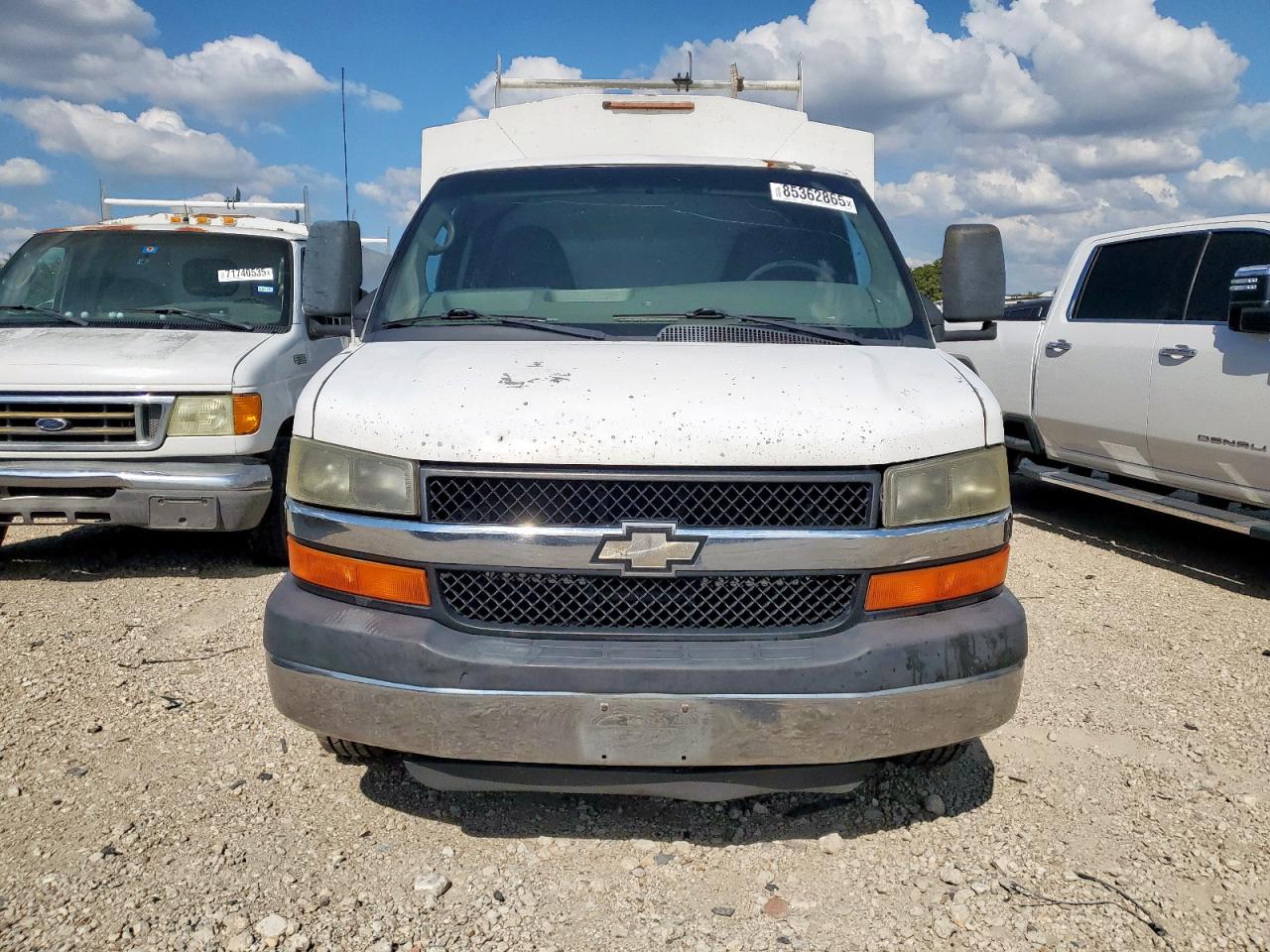 Chevrolet Express Image 8