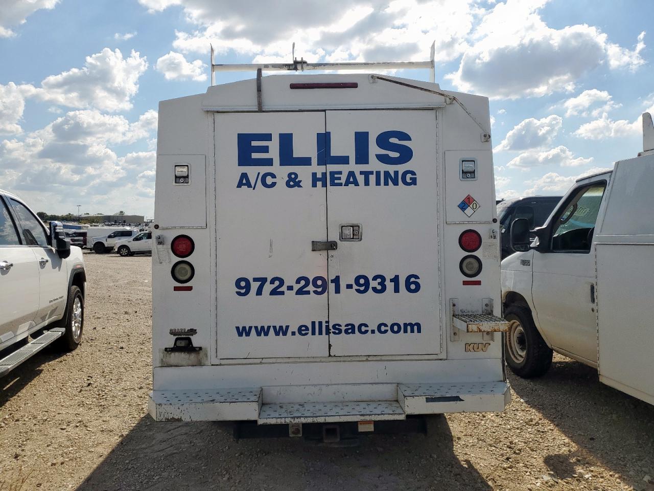 Chevrolet Express Image 5