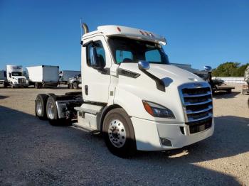  Salvage Freightliner Cascadia 1