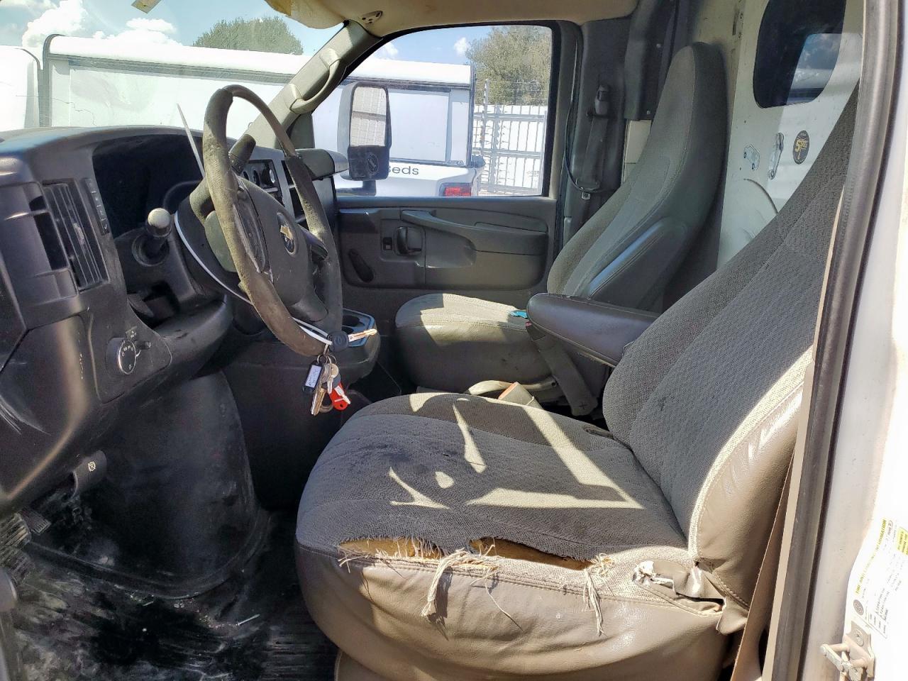 Chevrolet Express Image 9