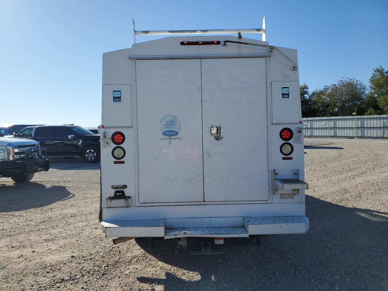 Chevrolet Express Image 3