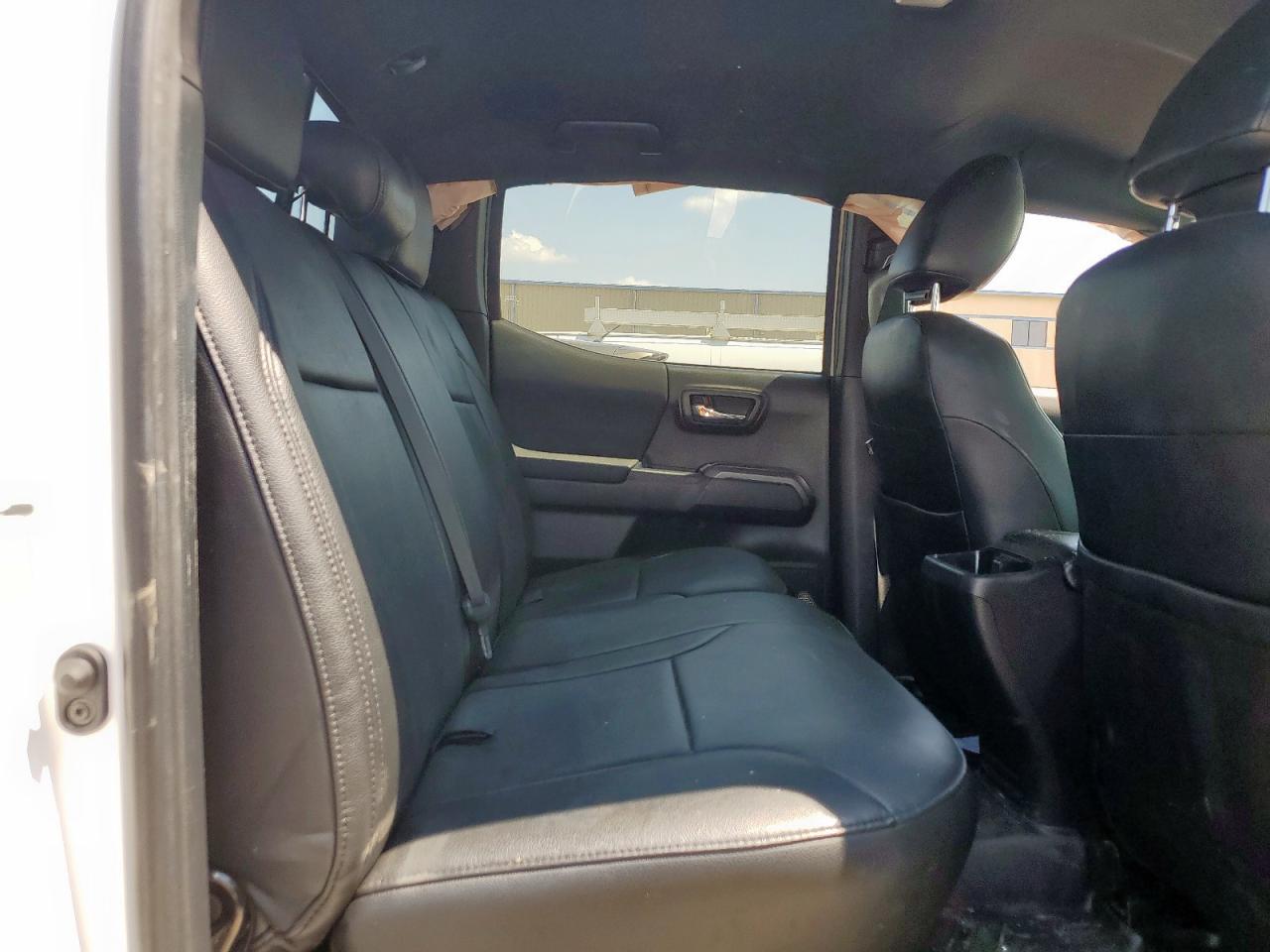 Toyota Tacoma Double Cab Image 3