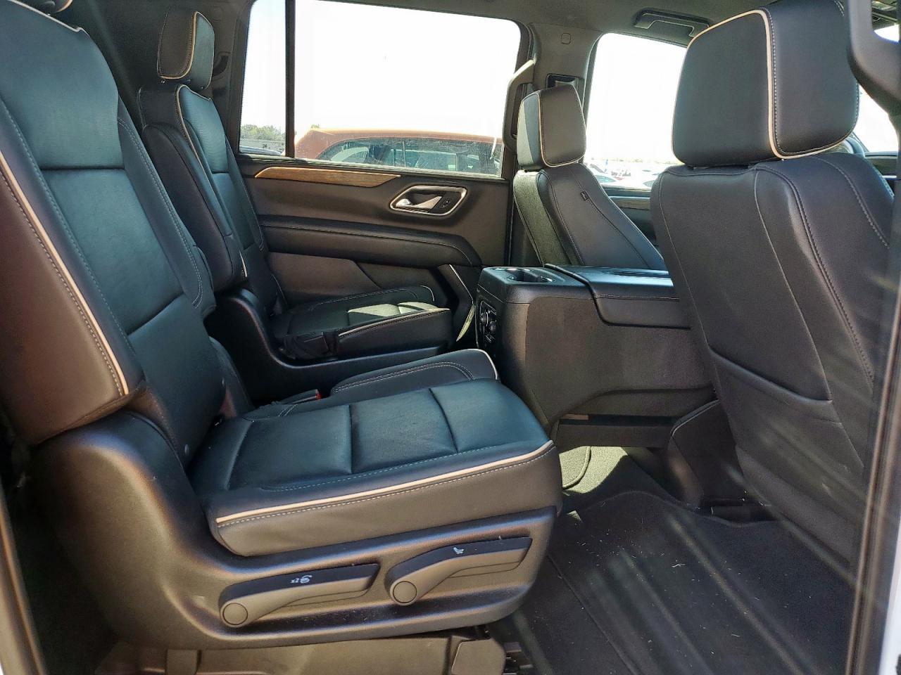 Chevrolet Suburban C1500 Premier Image 12