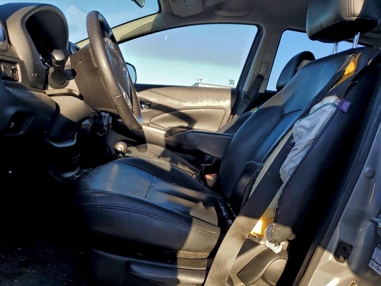 Nissan Versa S Image 8