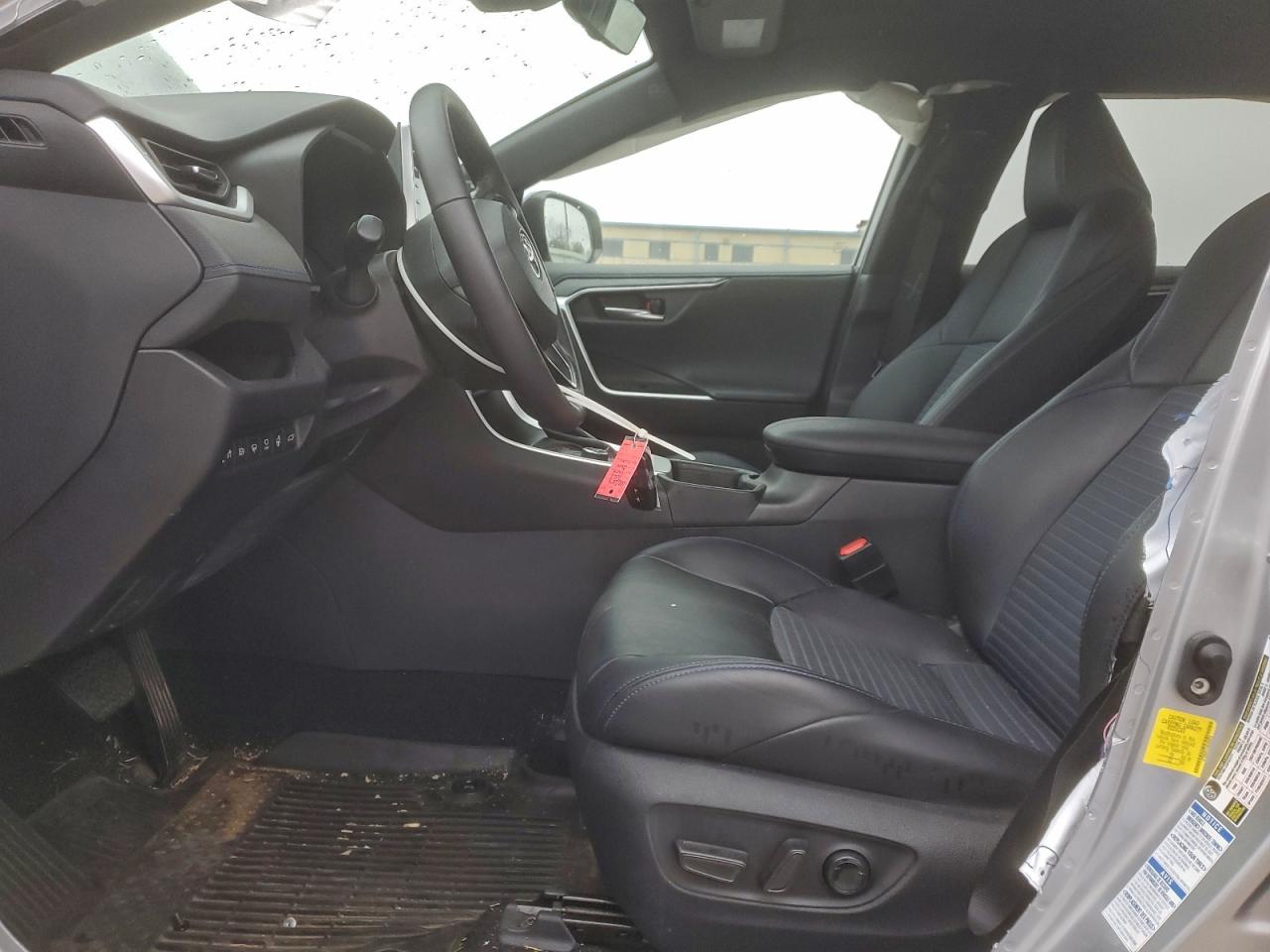 Toyota RAV4 Xse Image 5