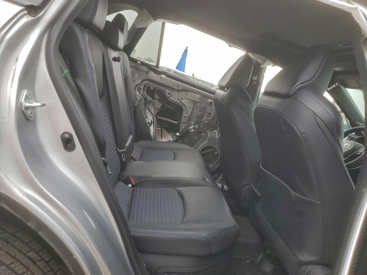 Toyota RAV4 Xse Image 9