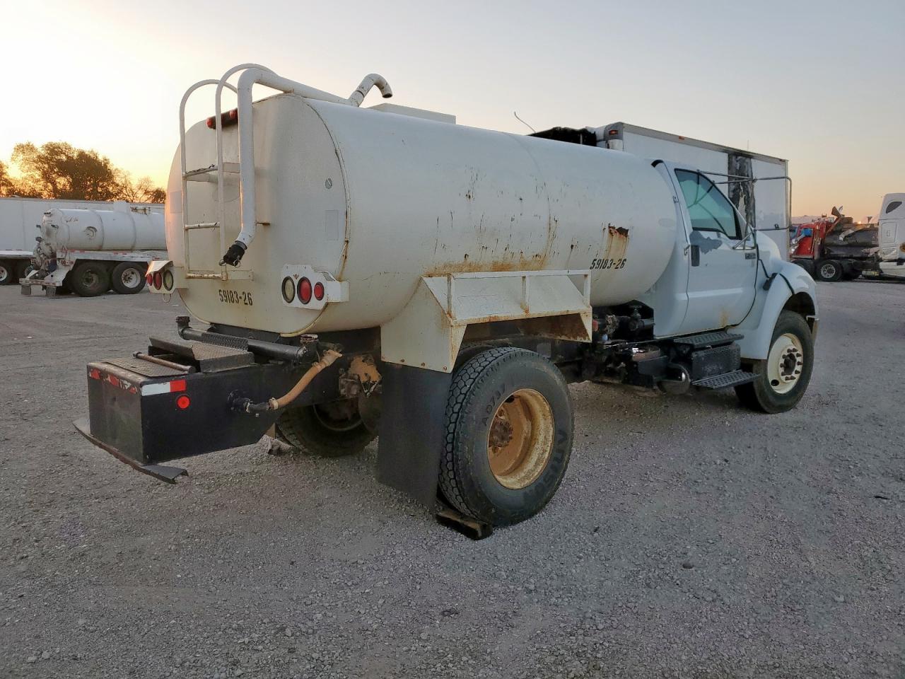 Ford F-750 Super Duty Image 3