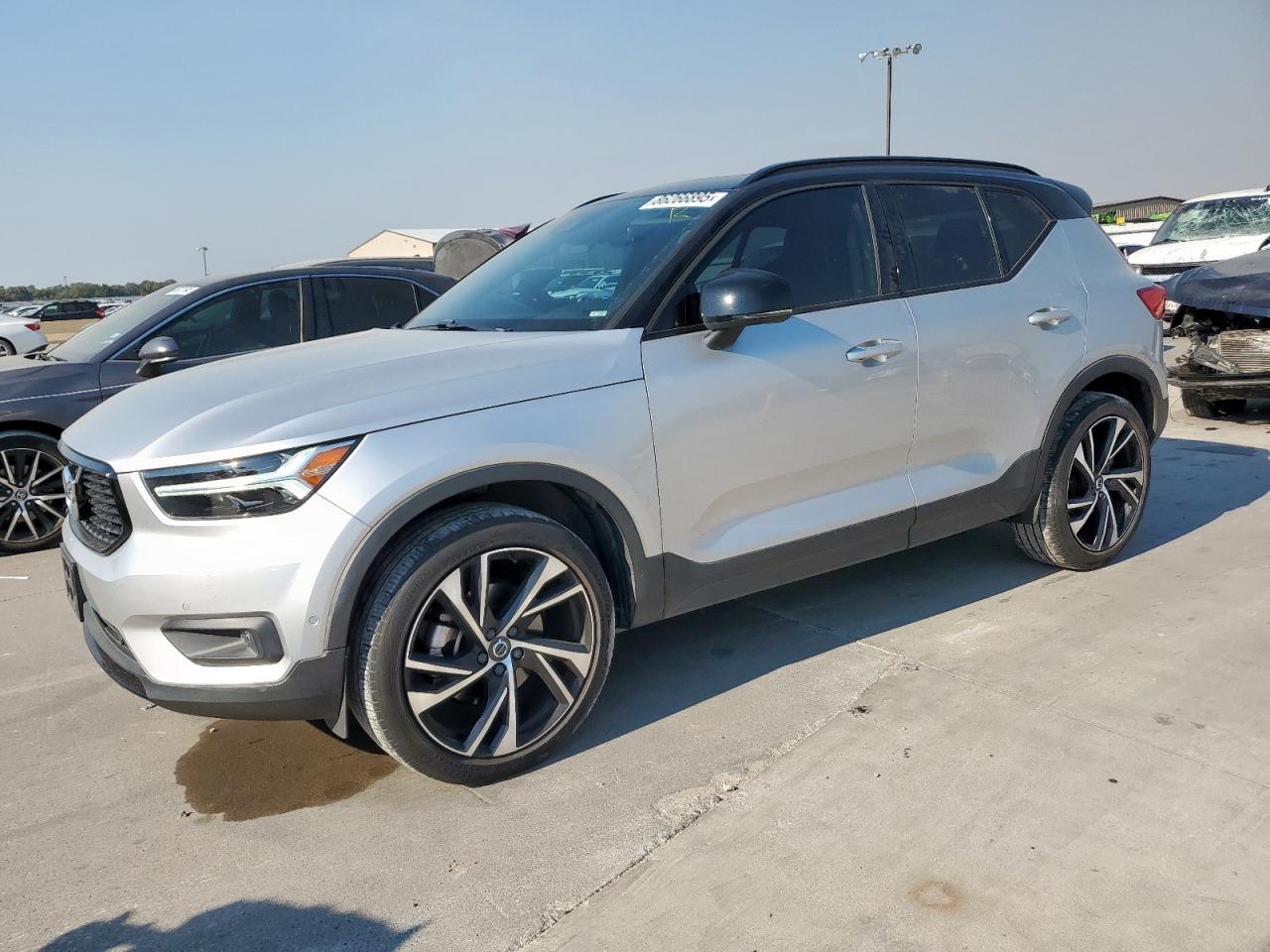 Volvo XC40 T5 Momentum Image 1