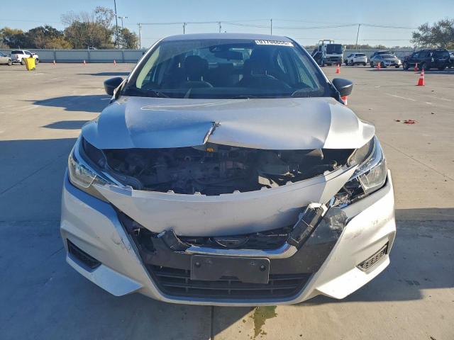 Nissan Versa S Image 8