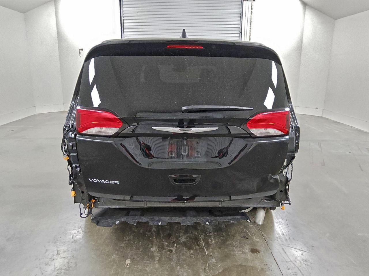 Chrysler Minivan Lx Image 3