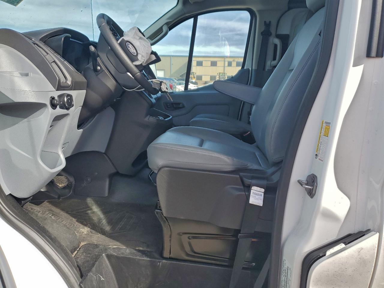 Ford Transit T-150 Image 6