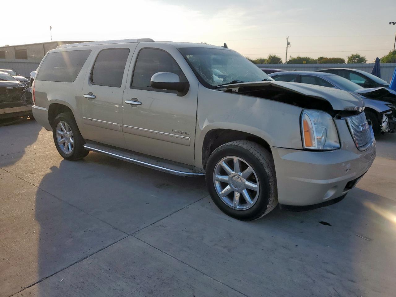 GMC Yukon Denali Image 3