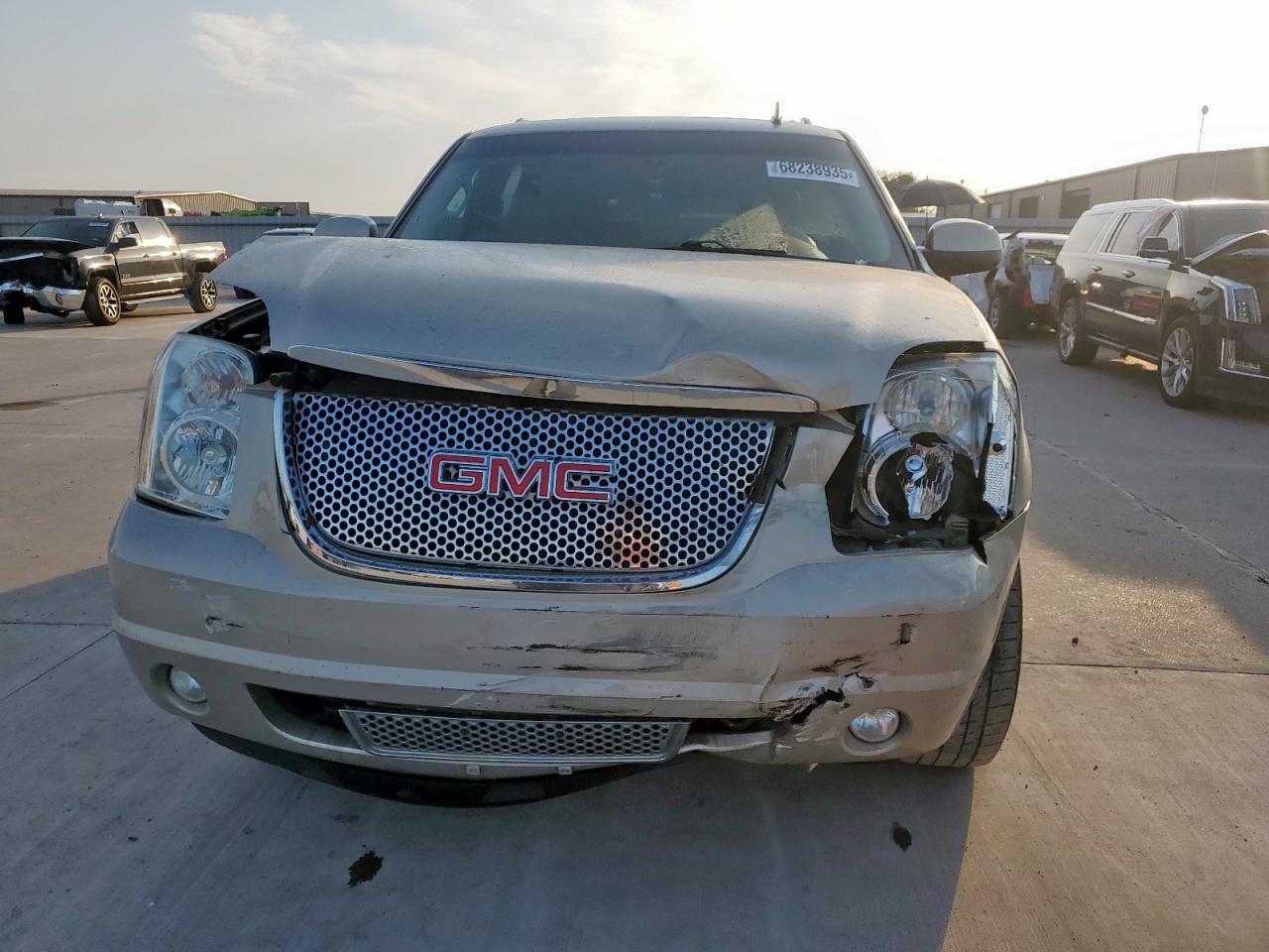 GMC Yukon Denali Image 5