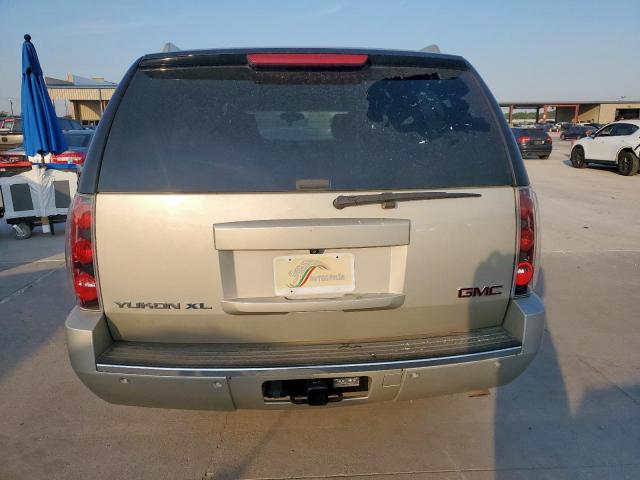 GMC Yukon Denali Image 4