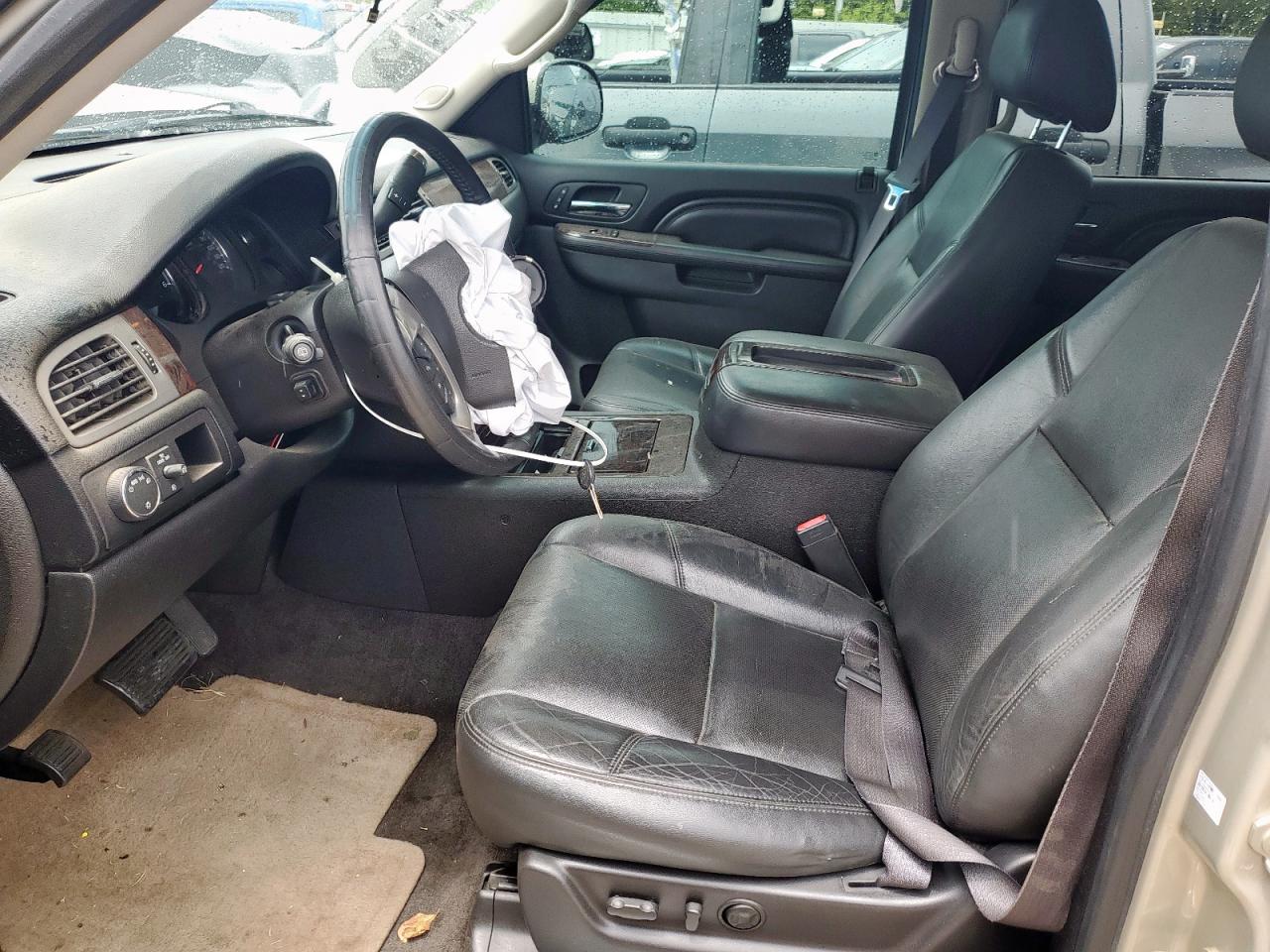 GMC Yukon Denali Image 12