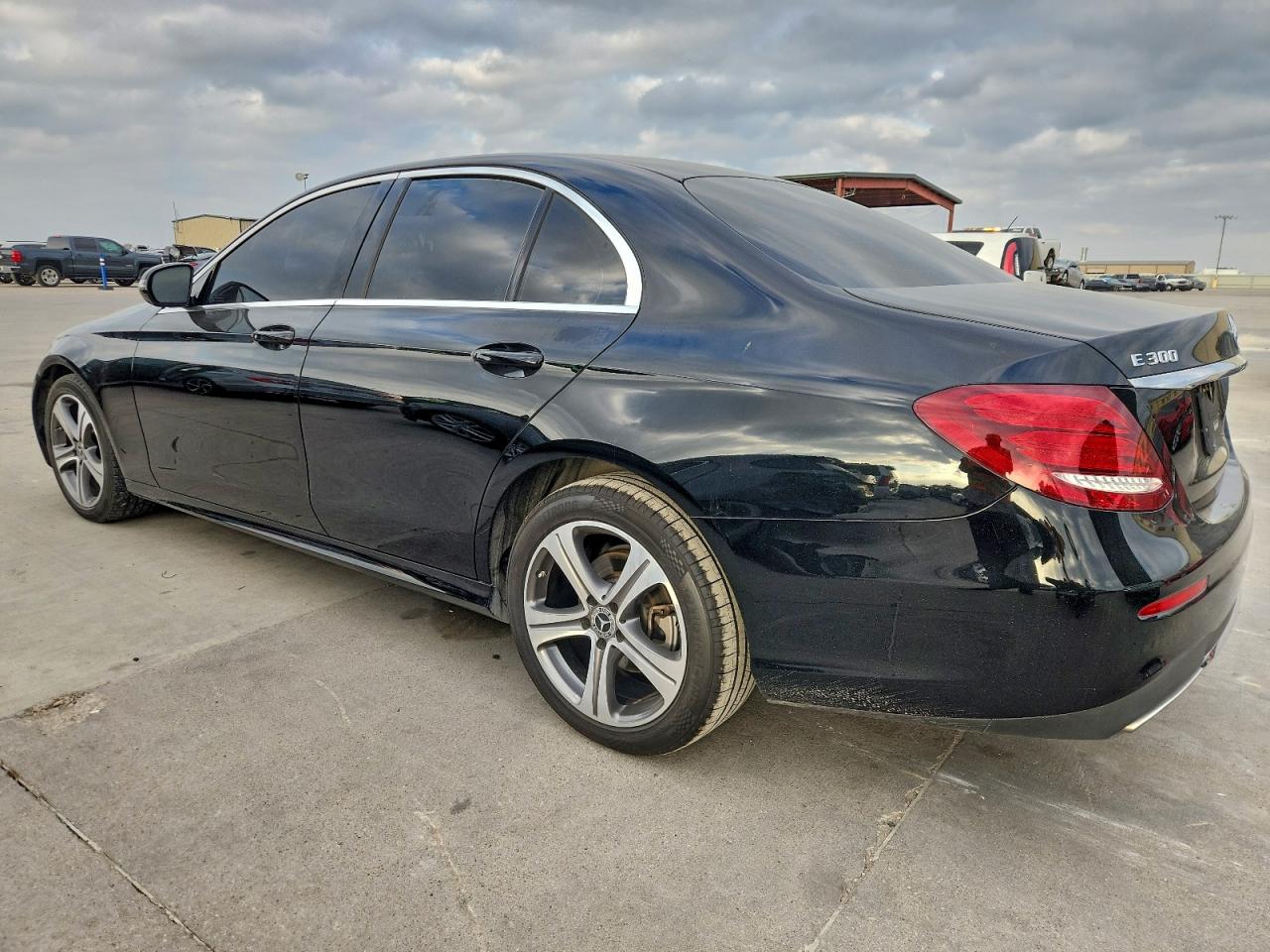 Mercedes-Benz E-Class 300 4matic Image 4