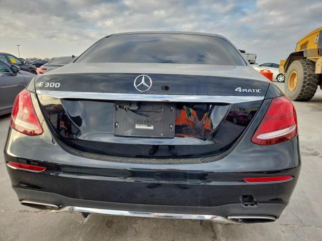 Mercedes-Benz E-Class 300 4matic Image 10