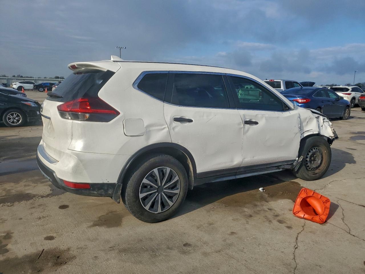Nissan Rogue S Image 4