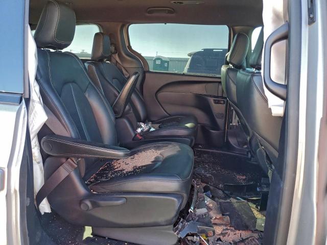 Chrysler Pacifica Hybrid Touring L Image 9