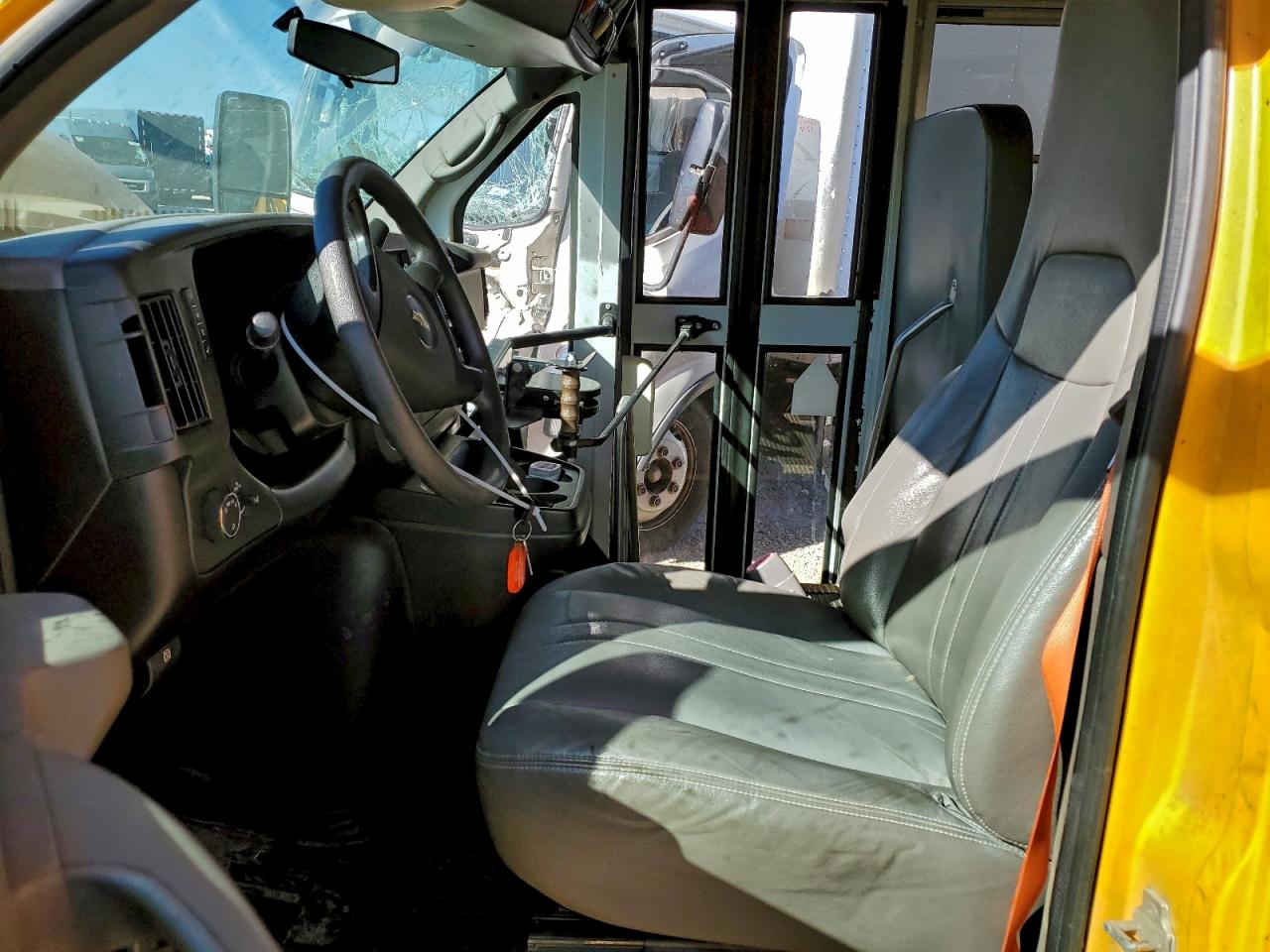 Chevrolet Express Image 5