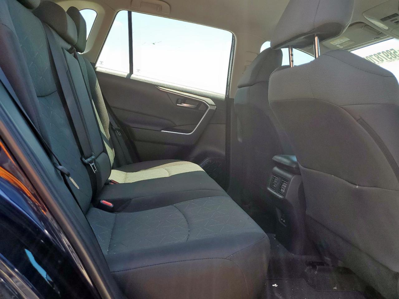 Toyota RAV4 Xle Image 4