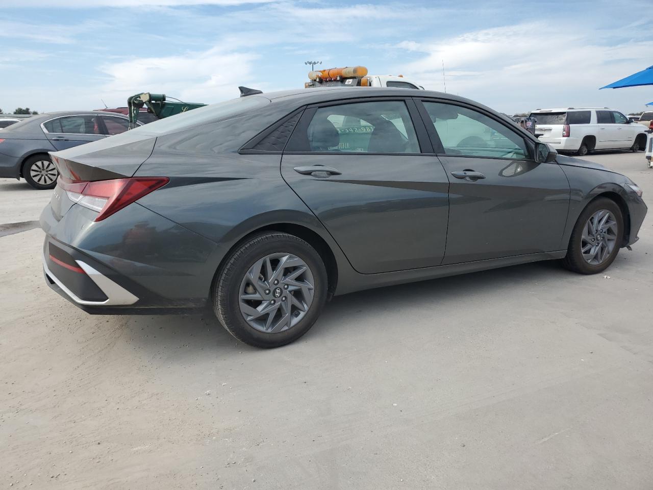 Hyundai ELANTRA Sel Image 4