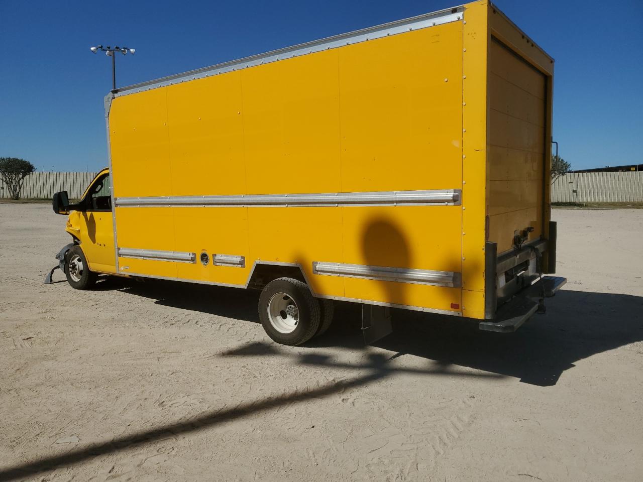 GMC Savana Cutaway G3500 Image 5