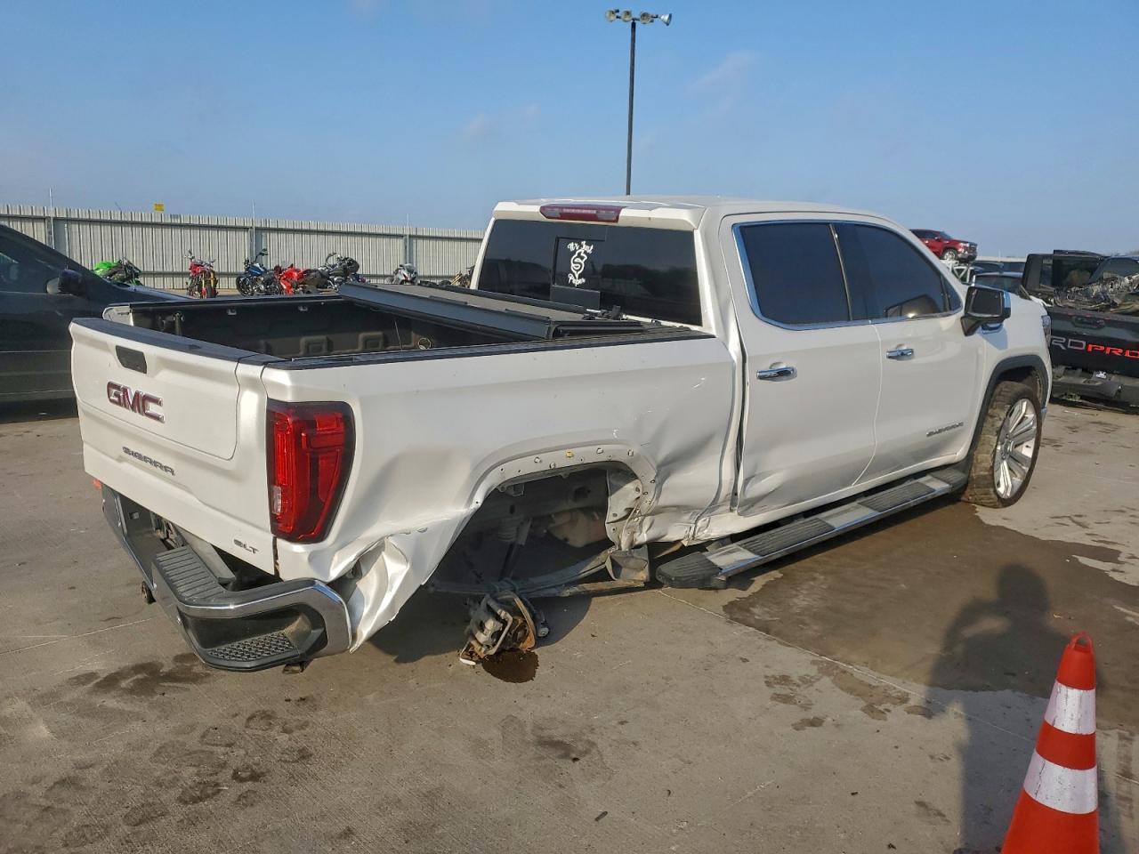 GMC Sierra C1500 Slt Image 3