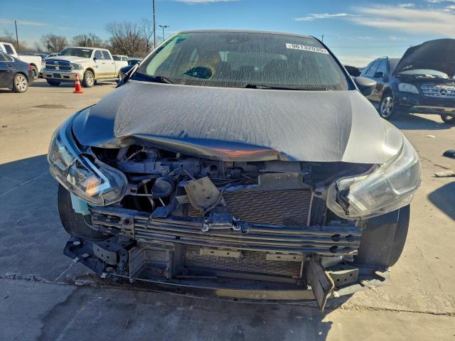 Nissan Versa S Image 4