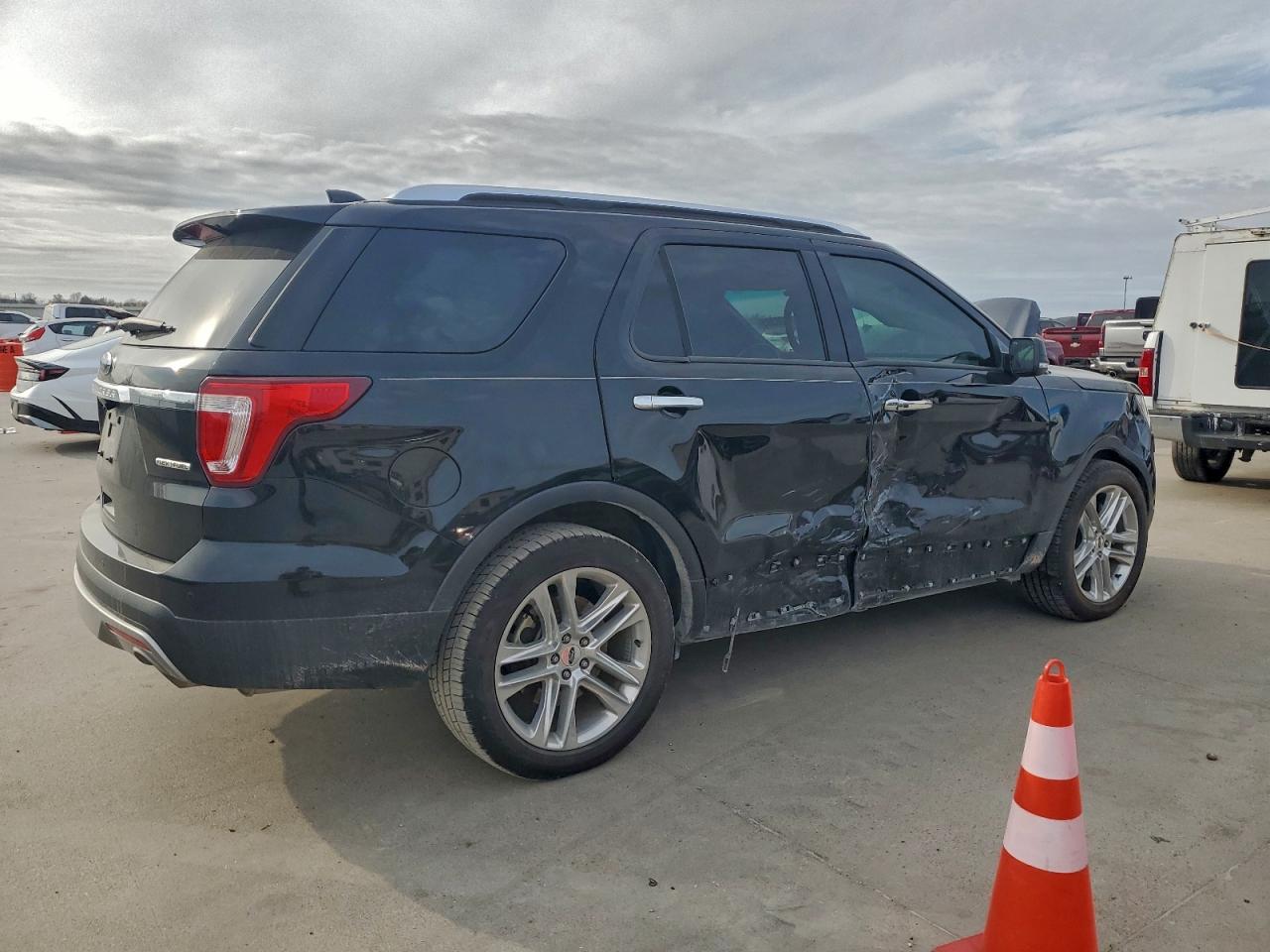 Ford Explorer Limited Image 6