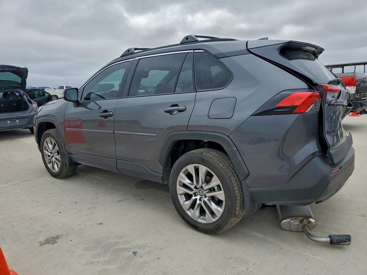 Toyota RAV4 Xle Premium Image 2