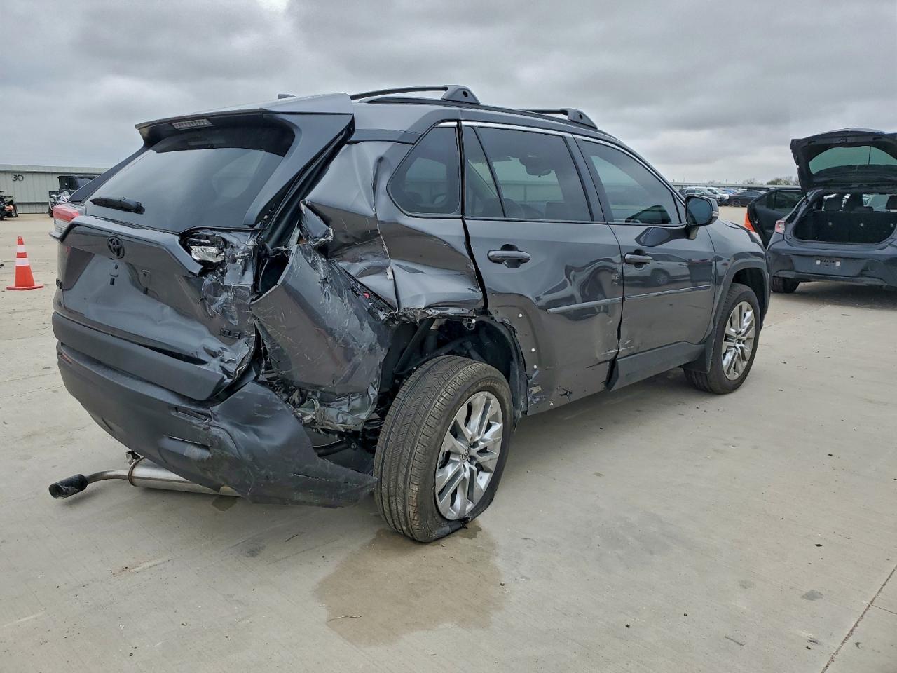 Toyota RAV4 Xle Premium Image 12