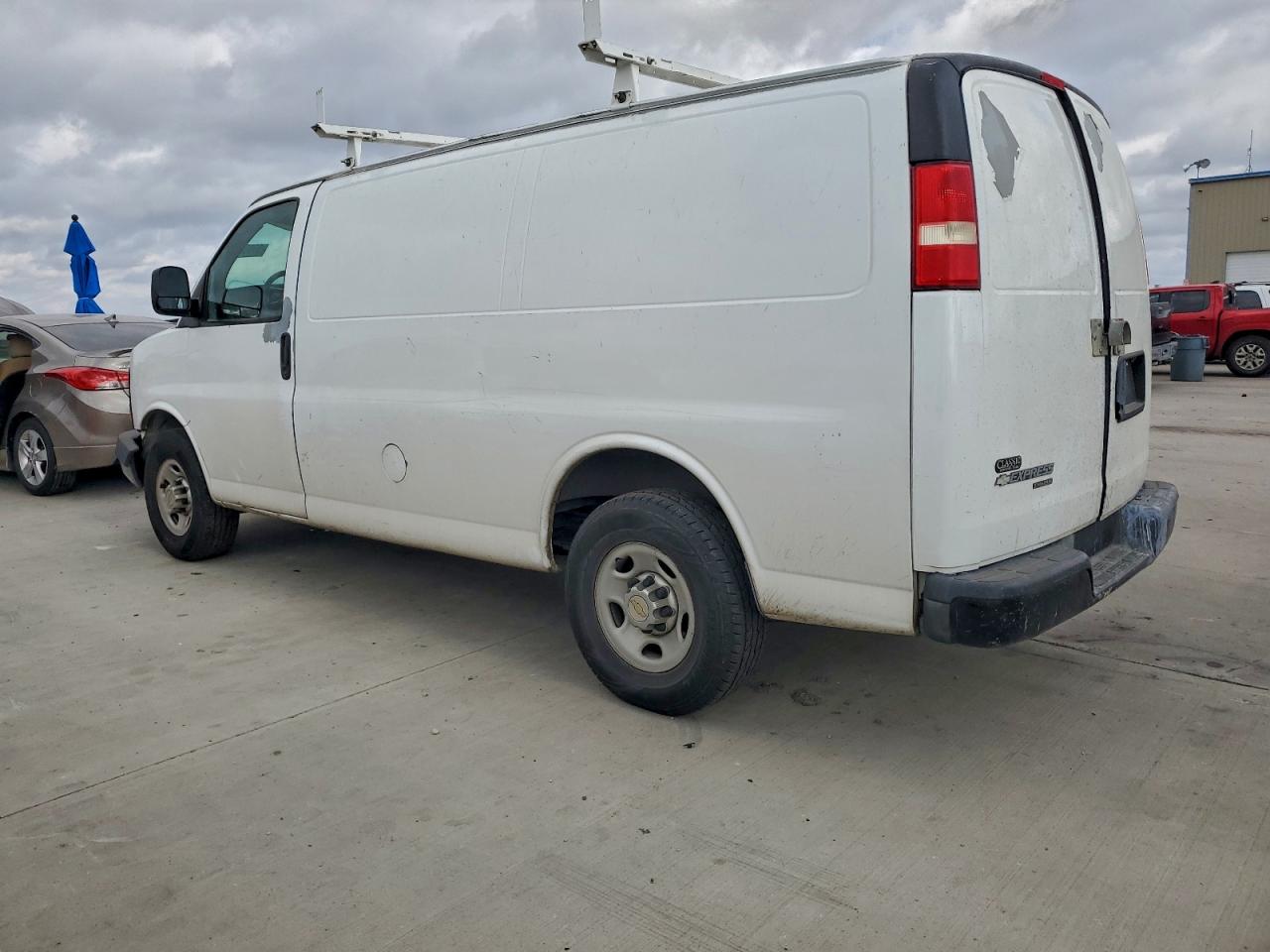 Chevrolet Express Image 3