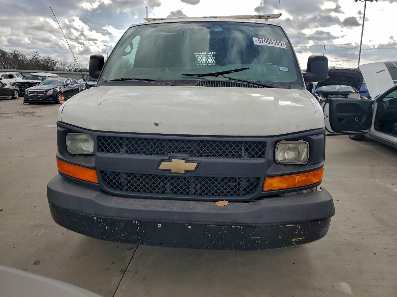 Chevrolet Express Image 2