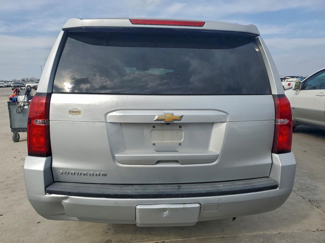 Chevrolet Suburban C1500 Lt Image 3