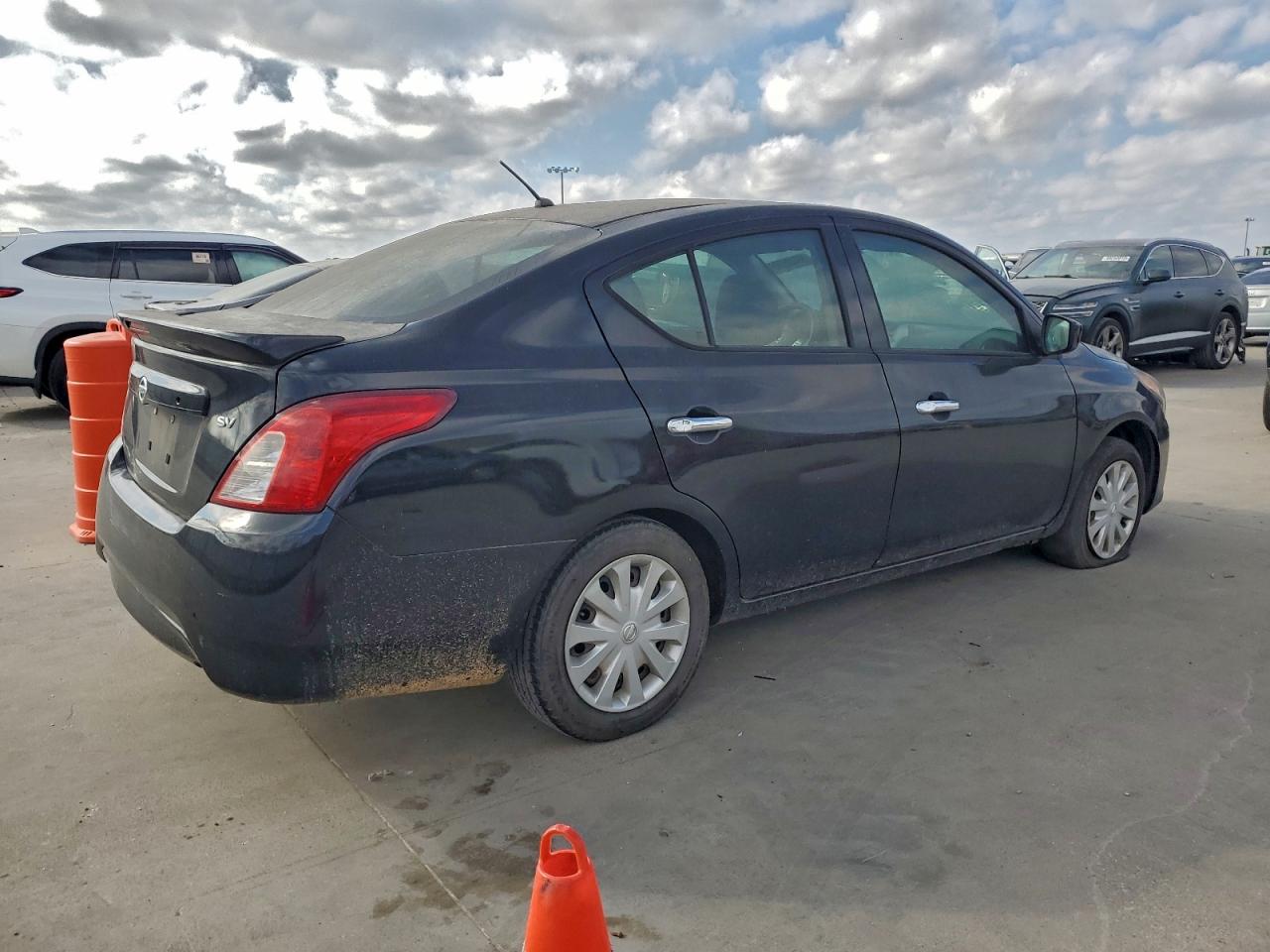 Nissan Versa S Image 2
