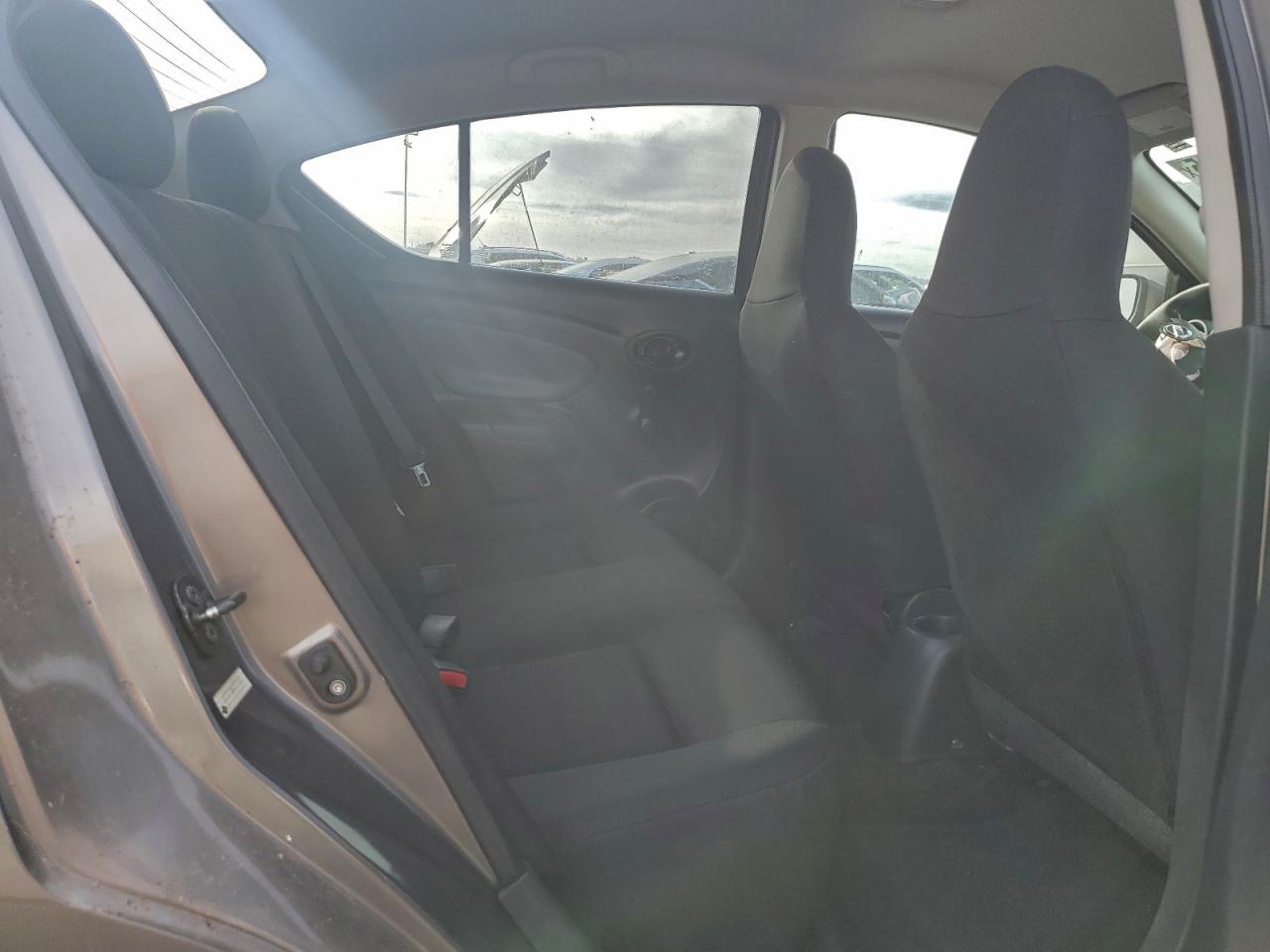 Nissan Versa S Image 8