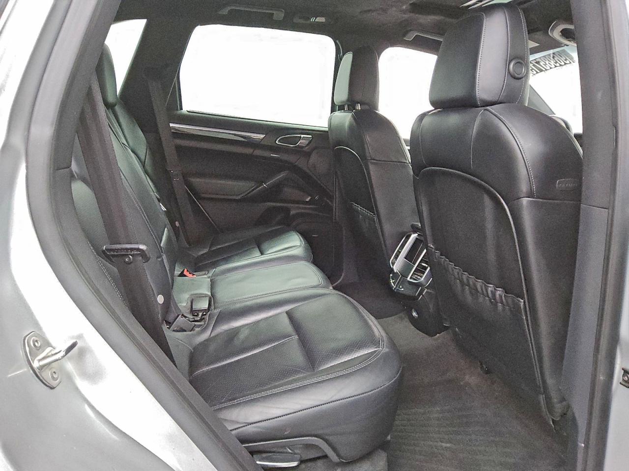 Porsche Cayenne Image 12