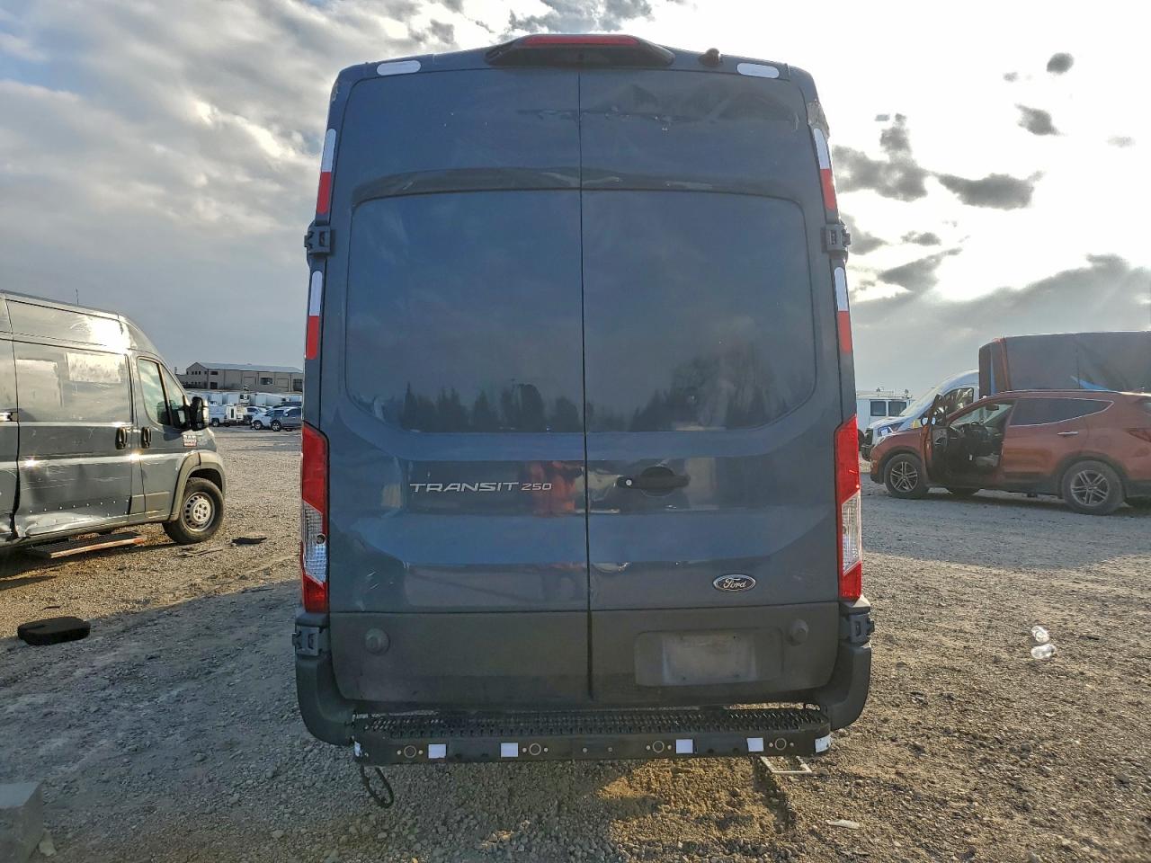 Ford Transit T-250 Image 4