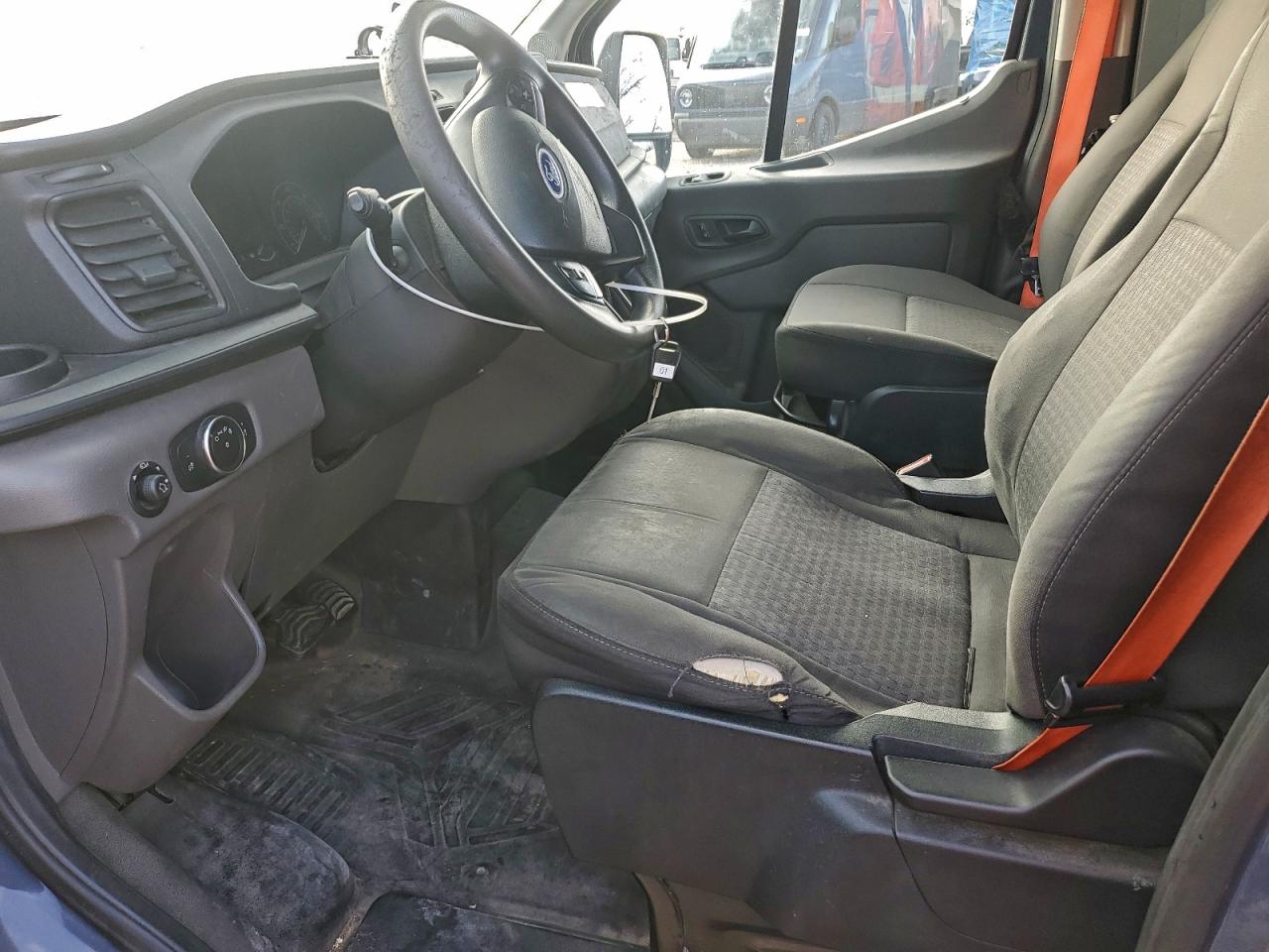 Ford Transit T-250 Image 6