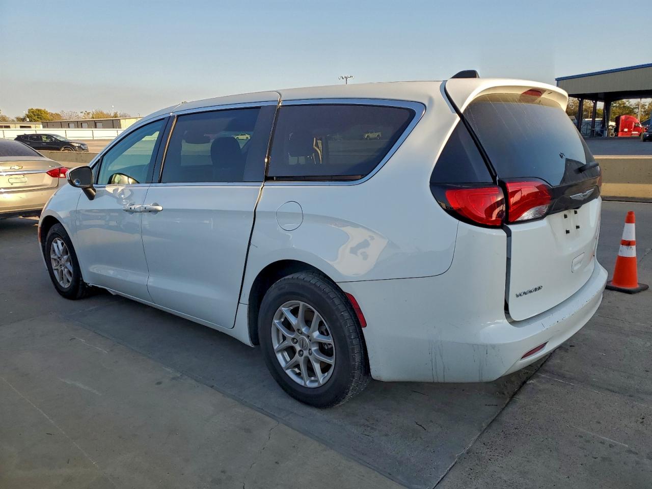 Chrysler Minivan Lx Image 3