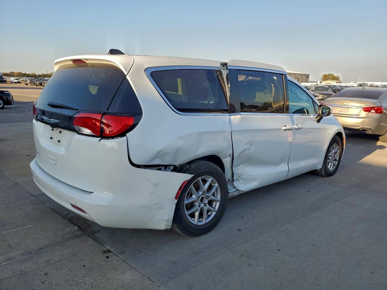 Chrysler Minivan Lx Image 13