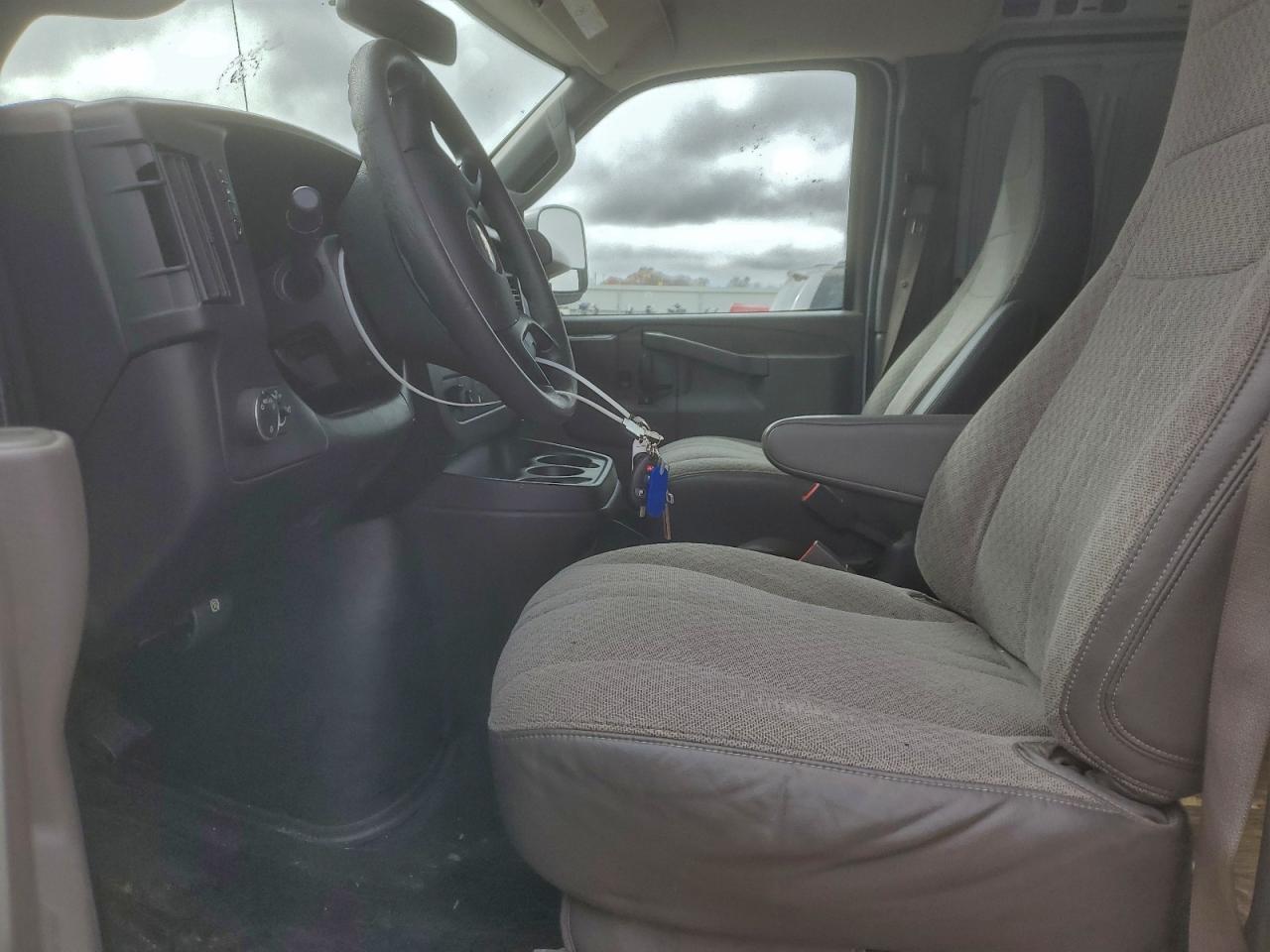 Chevrolet Express Image 13