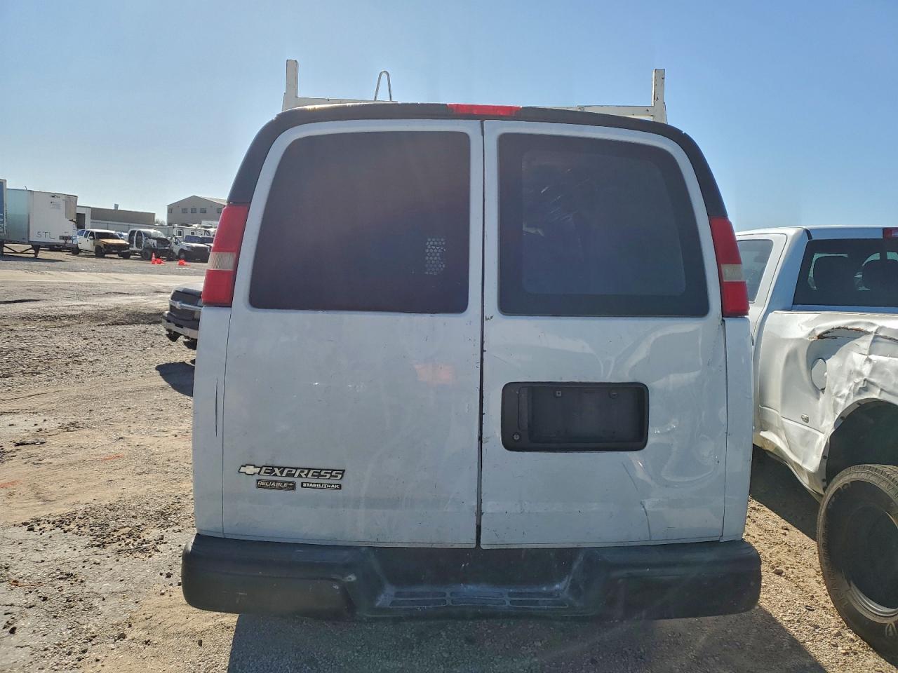 Chevrolet Express Image 4